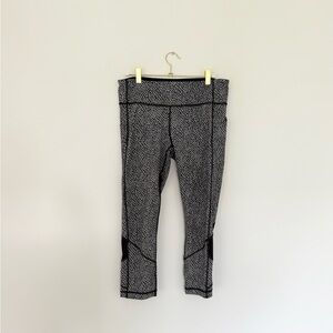 Lululemon Cropped Black and Gray Patterned Leggings